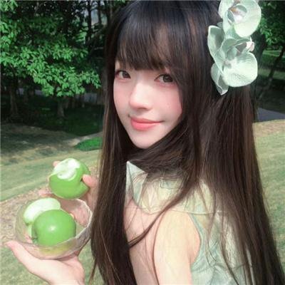 坐在酒吧里吃蛋糕